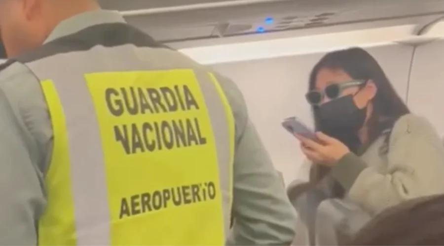 aeropuerto-internacional-de-monterrey-pasajera