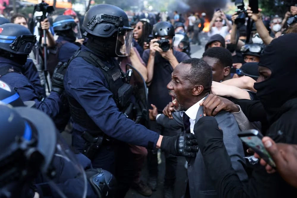 alcalde-encara-policia-protestas-paris Alcalde encara a la policía durante las protestas estudiantiles en París