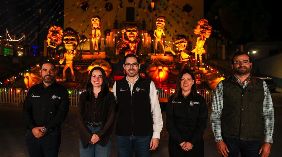 Inaugura David de la Peña edición de 'Altares de los Nuestros' en Santiago 2 Inauguración de la exhibición Altares de los Nuestros en la plaza principal de Santiago.