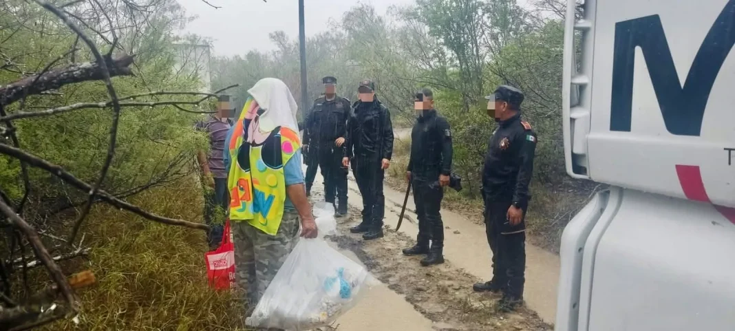 apoya-fuerza-civil-traileros-varados-nl Apoya Fuerza Civil a traileros varados por lluvia en el norte de NL durante operativos de auxilio.