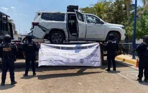 Vehículos blindados robados de EU, en manos de cárteles mexicanos 1 Operativo de autoridades federales para asegurar vehículos robados destinados a cárteles.