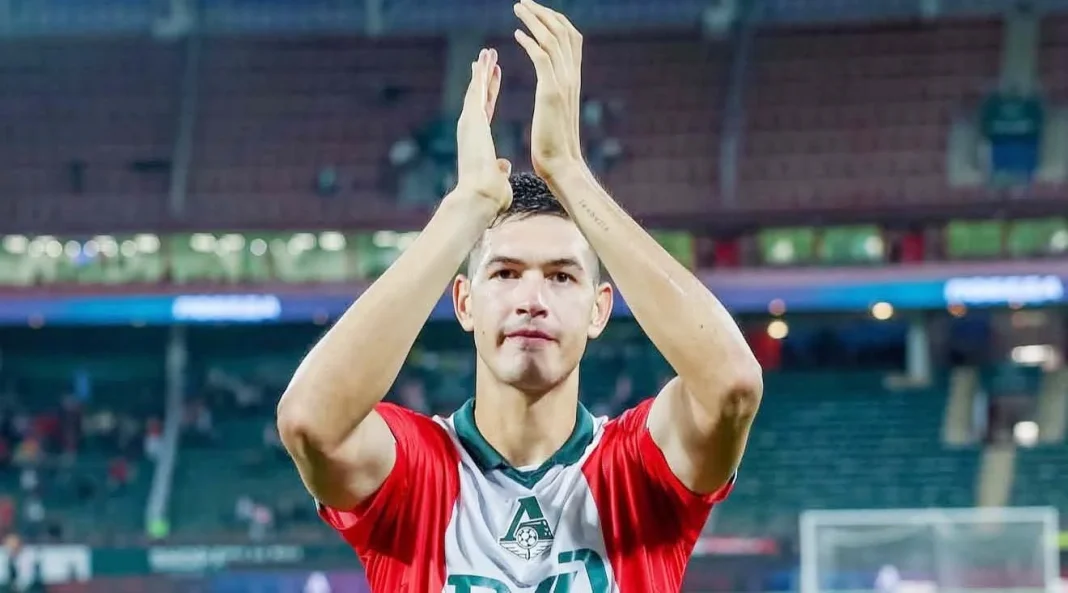 atacan-tren-cesar-montes El futbolista César Montes viaja con el equipo Lokomotiv tras el ataque al tren.