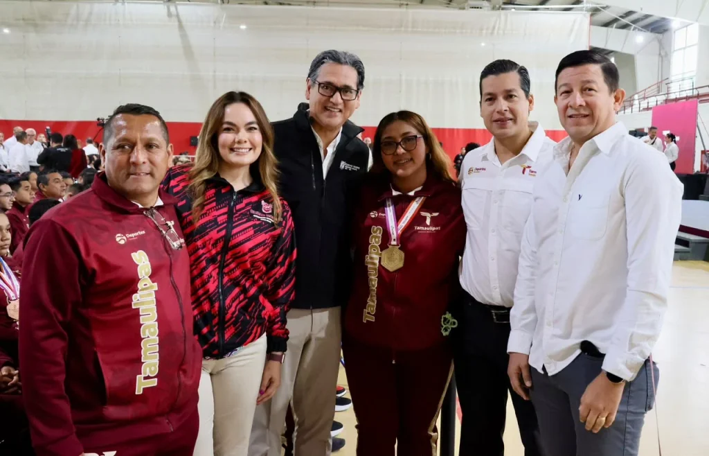 Antonio Chávez comparte lotería con vecinas de La Cañada 2 Antonio Chávez comparte lotería con vecinas de La Cañada