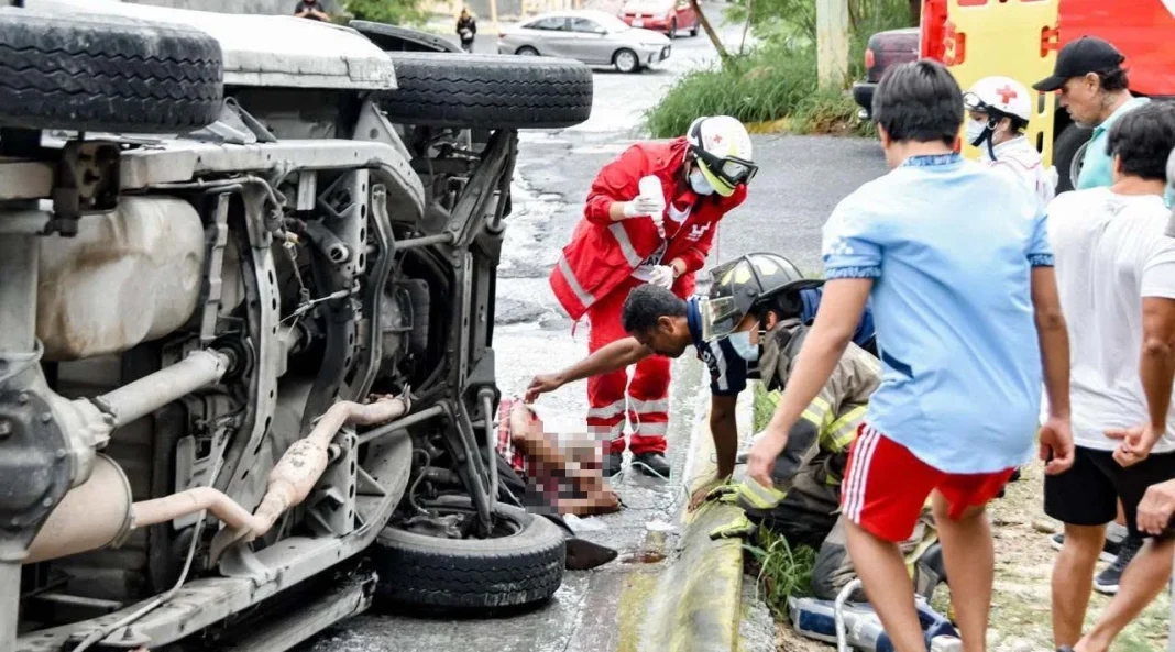 atropella-a-peaton-en-monterrey Rescatistas auxilian en zona donde camioneta atropella a peaton en monterrey.