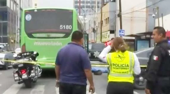 atropellado-en-monterrey Camión urbano involucrado en accidente donde muere peatón atropellado en Monterrey
