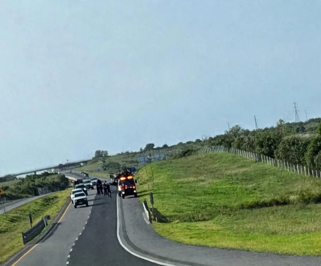 autopista-a-reynosa-hallazgo-cadaver Un vehículo de seguridad resguarda un tramo de la autopista a Reynosa tras un operativo.