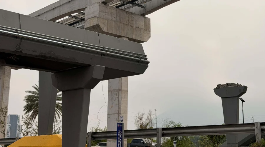 avenida-constitucion-puente-colapsado Estructura del puente colapsado que permanece sobre la avenida Constitución.