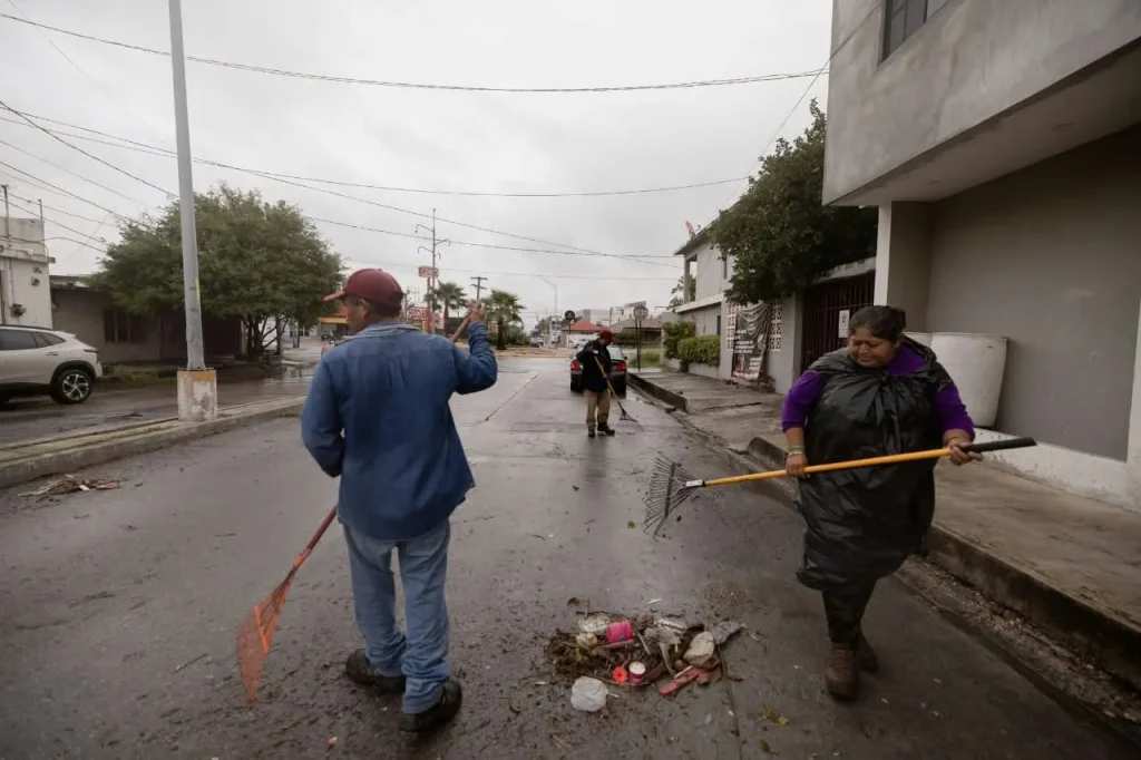 Beto Granados da seguimiento a trabajos de desagüe tras las lluvias 1 beto granados desague lluvias 2