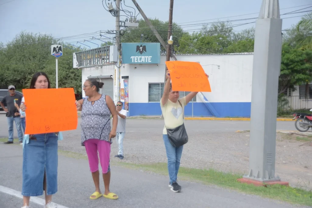 Bloquean carretera Victoria-por contaminación de río San Felipe 3 Bloquean carretera Victoria Matamoros por contaminación del río San Felipe