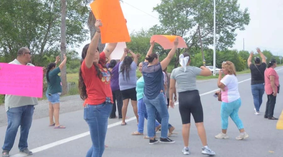 bloquean carretera victoria Vecinos que bloquean carretera Victoria Matamoros por contaminación del río San Felipe