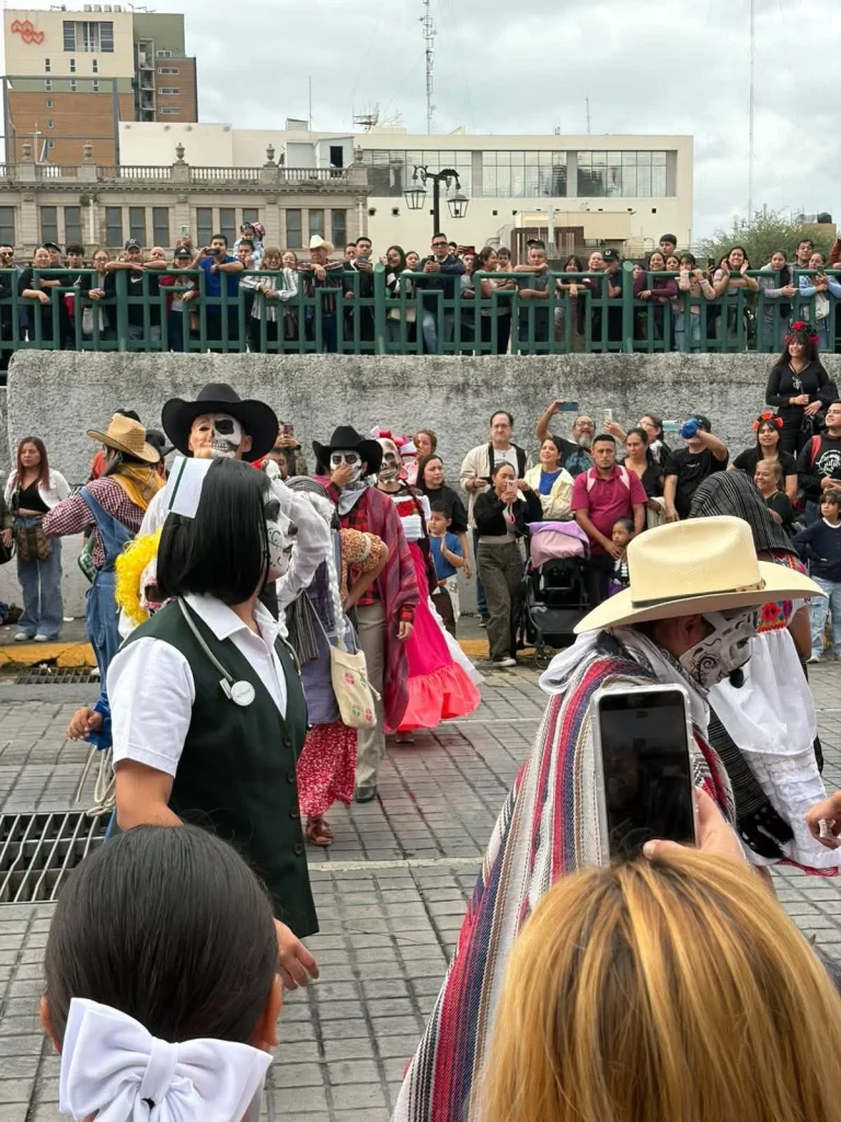 Desfile de Calaveras llena de vida el Centro de Monterrey 1 Desfile de Calaveras en el Centro de Monterrey.