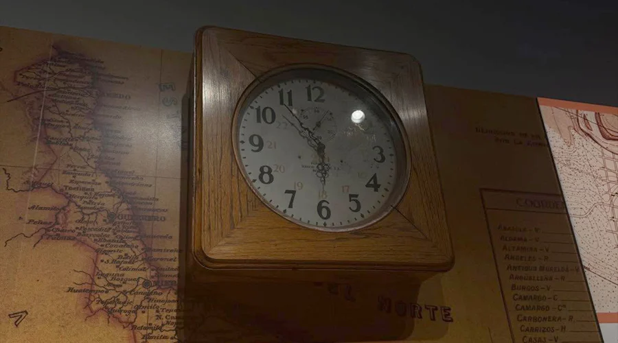 cambio-de-horario-frontera-tamaulipas Reloj marcando la hora sobre un mapa en referencia al cambio de horario en la frontera