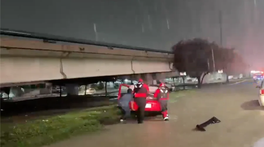 carretera-nacional-vuelca-camioneta Camioneta volcada en la Carretera Nacional atendida por Protección Civil de Monterrey.