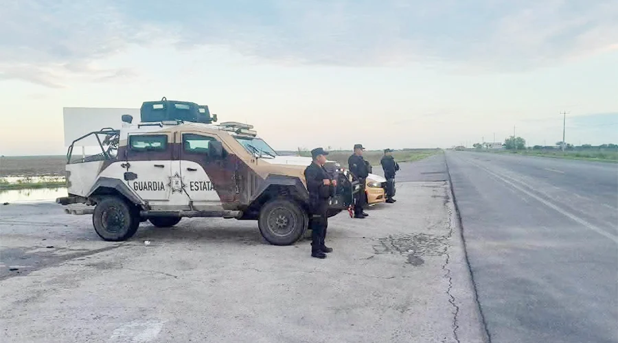 carretera-reynosa-san-fernando-restablecida Automóviles transitando por la carretera Reynosa-San Fernando tras el restablecimiento de la circulación.