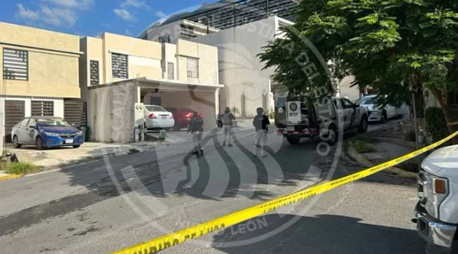 catean-domicilio-secuestro-cumbres Agentes investigadores en la zona donde catean domicilio en Santa Catarina