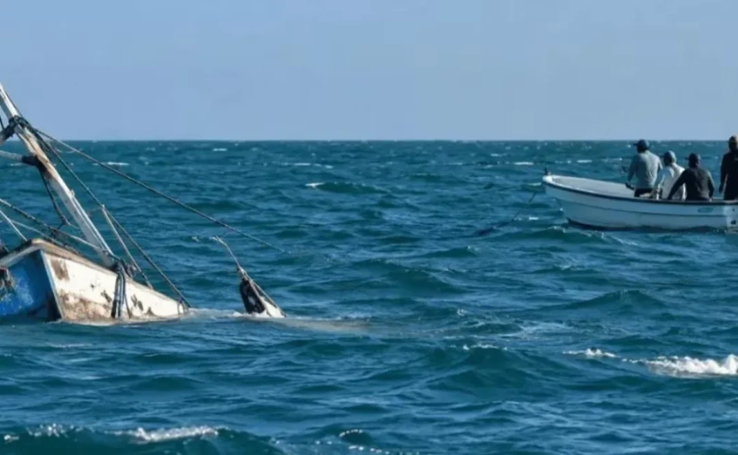 celestun-rescatan-pescadores-naufragio Operativo de rescate tras el naufragio de pescadores frente a la costa de Celestún
