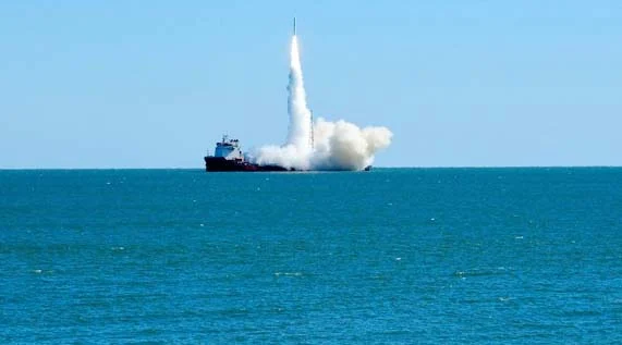 ceres-1 cohete China Lanzamiento del satélite con el cohete China cohete Ceres-1 desde el mar.