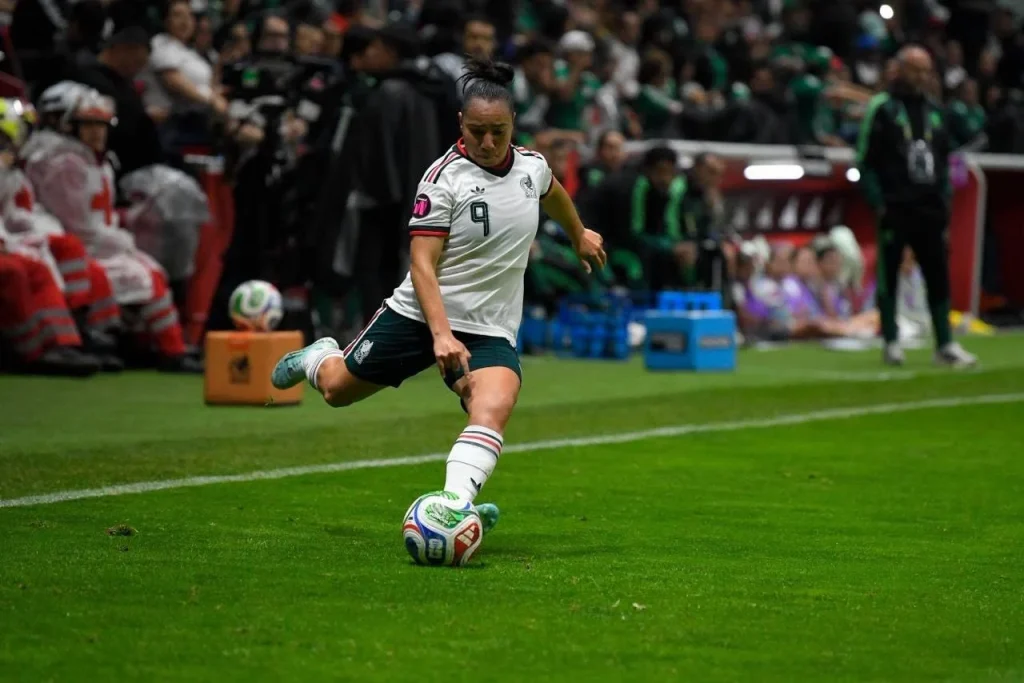 Charlyn Corral gana Delantera del Año en el Balón de Oro 2 La futbolista Charlyn Corral tras recibir su galardón en la ceremonia del Balón de Oro.