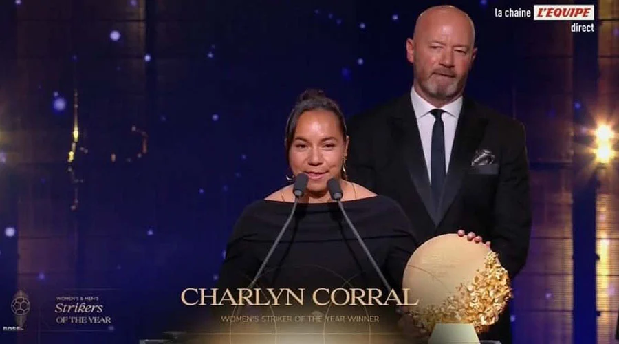 charlyn-corral-balon-de-oro-premio La futbolista Charlyn Corral tras recibir su galardón en la ceremonia del Balón de Oro.