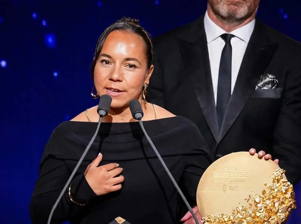 Charlyn Corral gana Delantera del Año en el Balón de Oro 1 La futbolista Charlyn Corral tras recibir su galardón en la ceremonia del Balón de Oro.