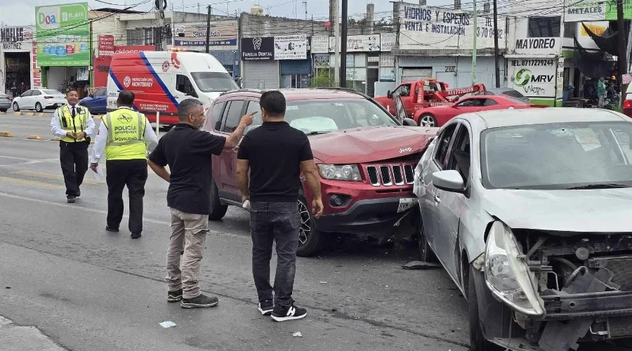 choque-de-4-autos-monterrey Unidades de rescate atendiendo el choque de 4 autos en Monterrey.