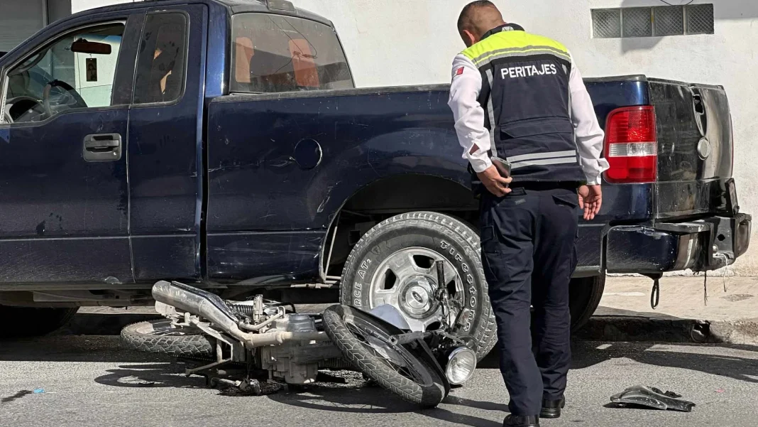 choque-de-motociclista-reynosa Socorristas atienden percance tras choque de motociclista en Reynosa.