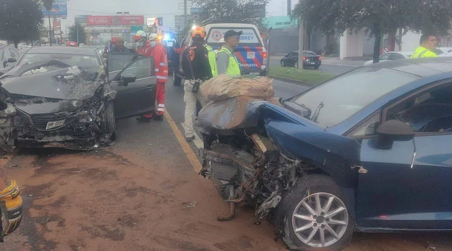 Invade carril de contraflujo y choca de frente contra otro auto en Monterrey 1 Cuerpos de auxilio atienden reporte de choque en Monterrey tras invasión de carril.