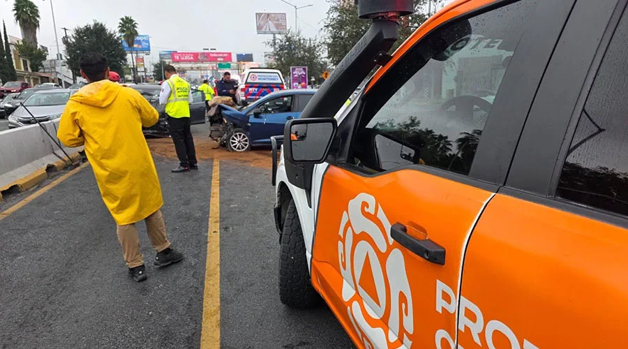 Invade carril de contraflujo y choca de frente contra otro auto en Monterrey 2 Cuerpos de auxilio atienden reporte de choque en Monterrey tras invasión de carril.