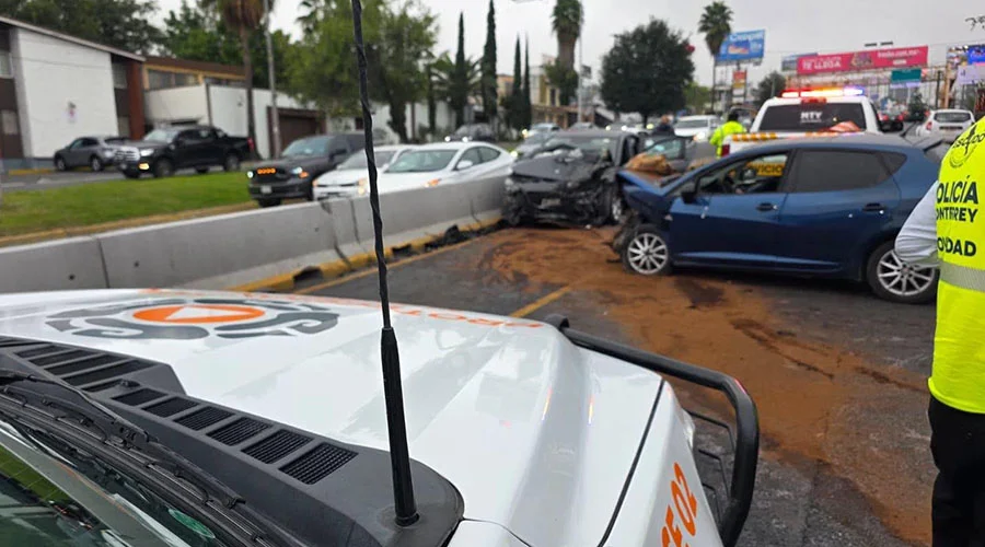 choque-en-monterrey Cuerpos de auxilio atienden reporte de choque en Monterrey tras invasión de carril.