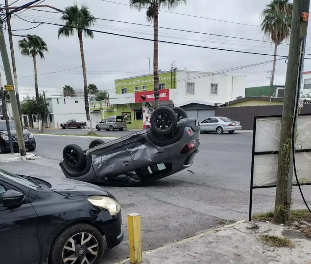 Choque y volcadura deja dos conductores lesionados en Reynosa 1 choque y volcadura 2