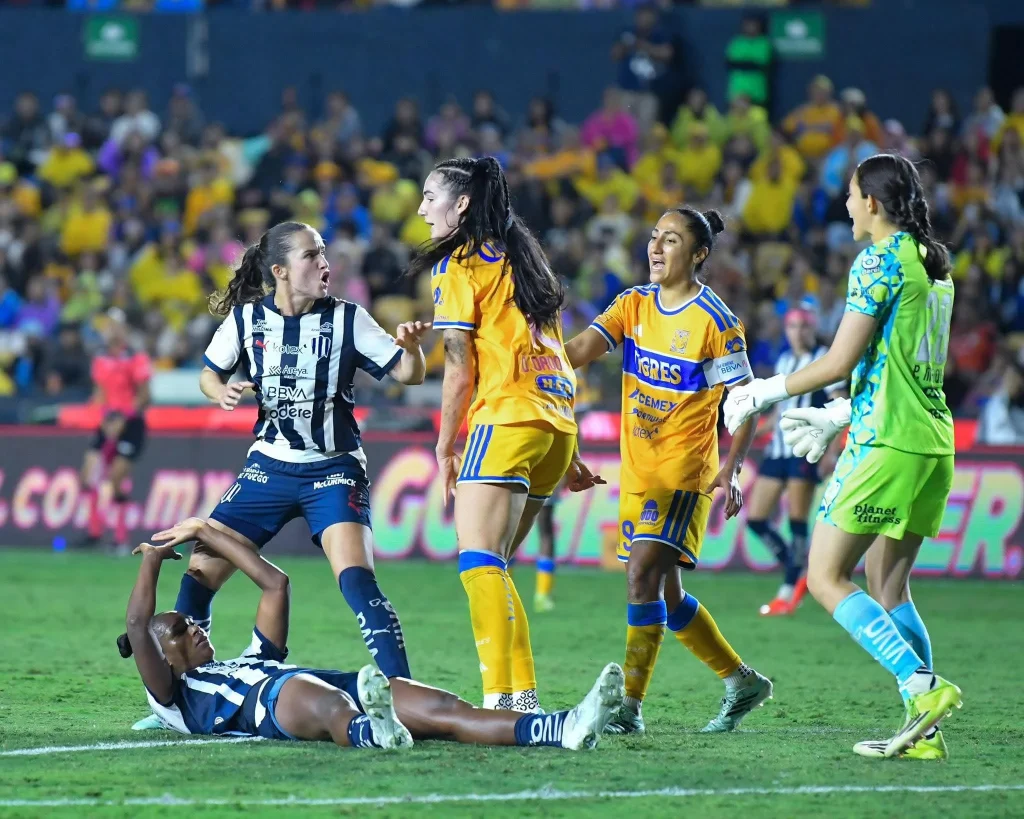 Tigres y Rayadas empatan en Clásico Regio Femenil 47 3 Jugadoras en acción durante el encuentro de Clásico Regio Femenil entre Tigres y Rayadas.