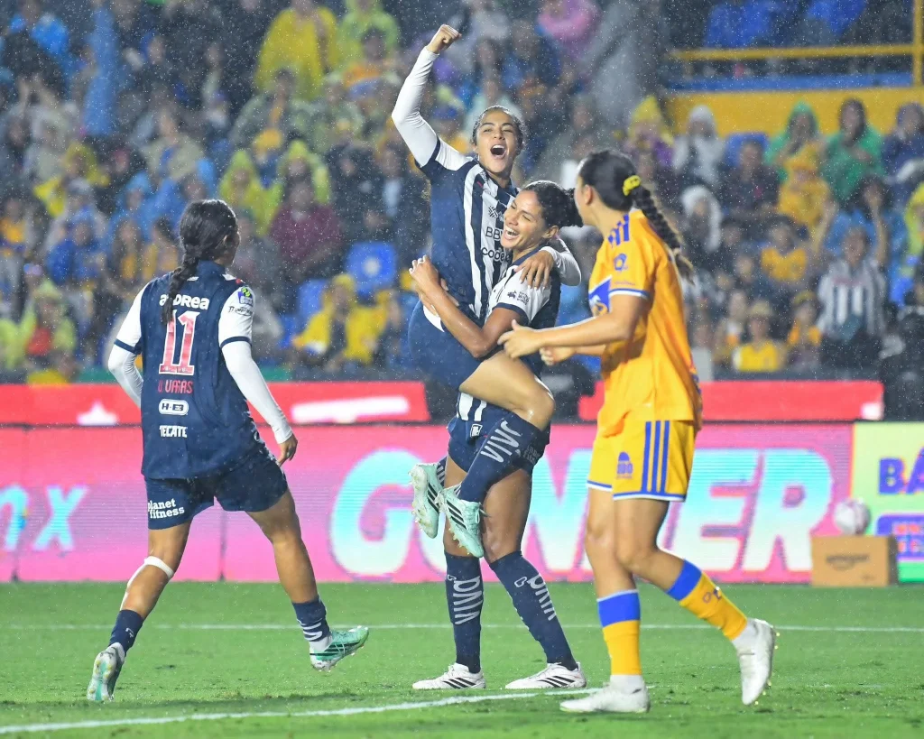 Tigres y Rayadas empatan en Clásico Regio Femenil 47 5 Jugadoras en acción durante el encuentro de Clásico Regio Femenil entre Tigres y Rayadas.