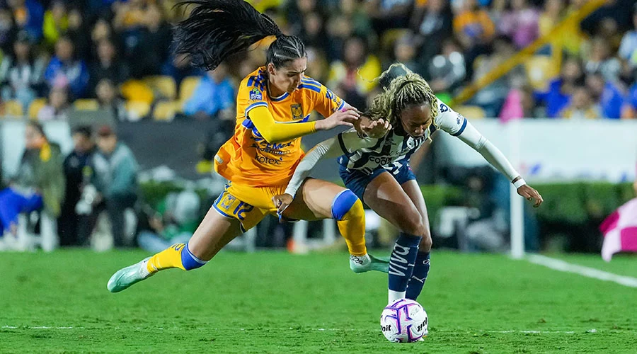 Tigres y Rayadas empatan en Clásico Regio Femenil 47 1 Jugadoras en acción durante el encuentro de Clásico Regio Femenil entre Tigres y Rayadas.