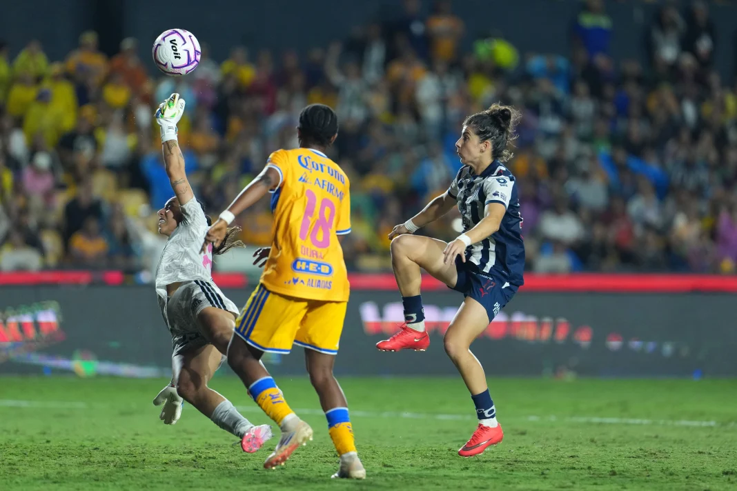 clasico-regio-tigres-rayadas-empate-1 Jugadoras en acción durante el encuentro de Clásico Regio Femenil entre Tigres y Rayadas.