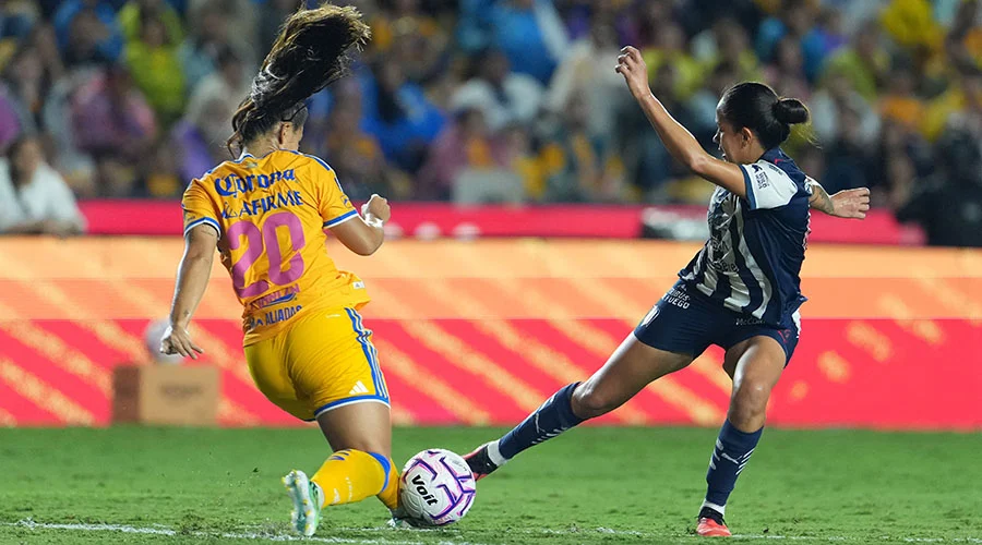 Tigres y Rayadas empatan en Clásico Regio Femenil 47 6 Jugadoras en acción durante el encuentro de Clásico Regio Femenil entre Tigres y Rayadas.