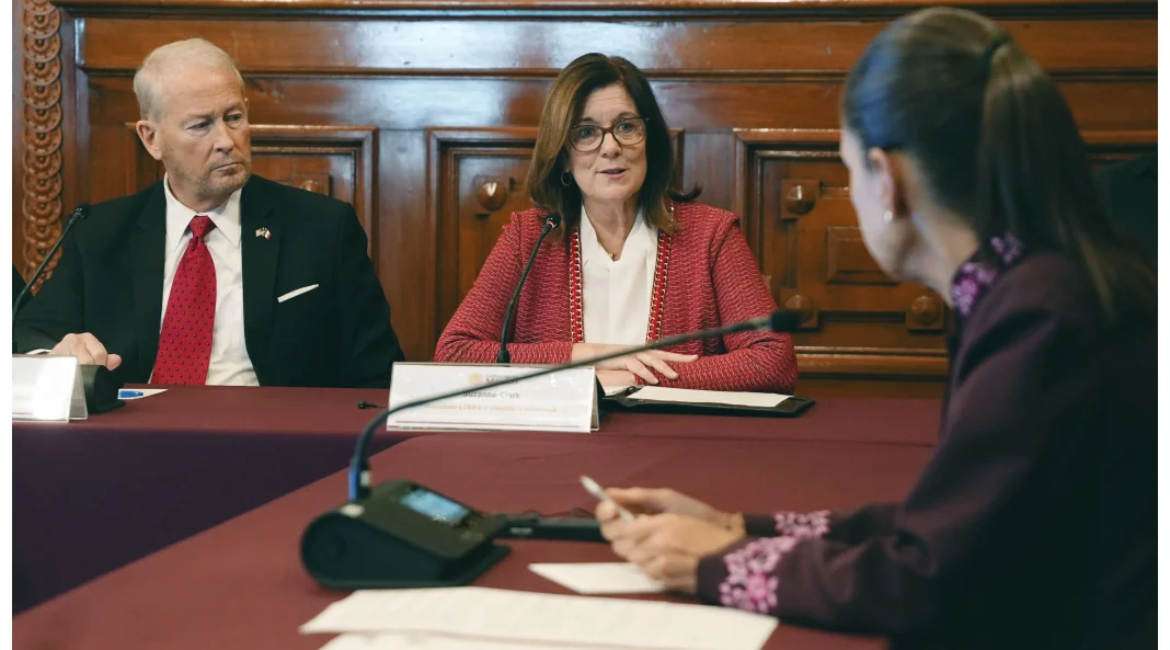 claudia-sheinbaum Claudia Sheinbaum y Ronald Johnson durante su reunión en Palacio Nacional.