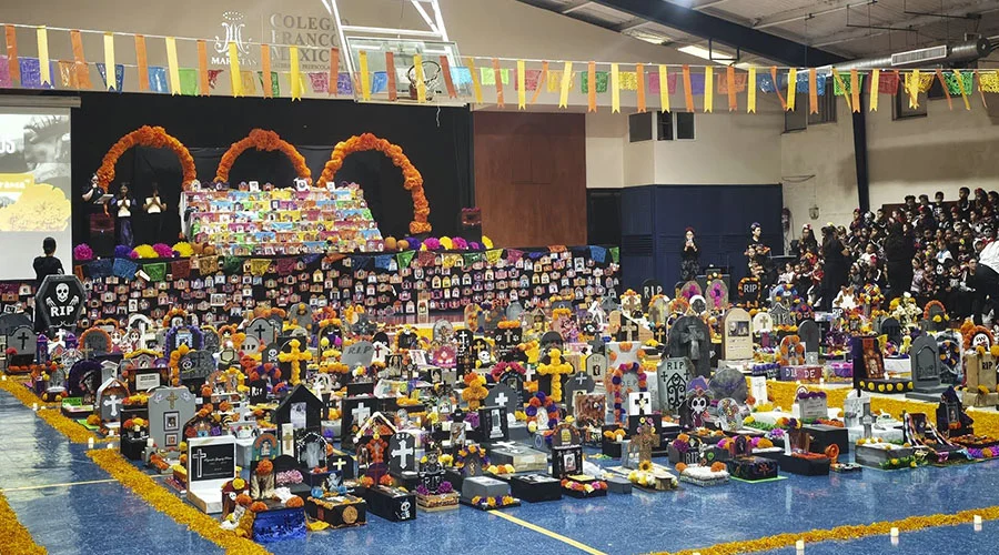 colegio-franco-mexicano-altar Celebración del Día de Muertos en el Colegio Franco Mexicano con mega altar y cementerio.