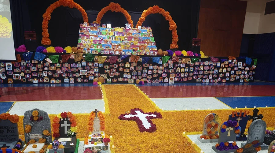 Conmemoran el Día de Muertos con mega altar y cementerio en el Colegio Franco Mexicano 1 colegio franco mexicano dia de muertos
