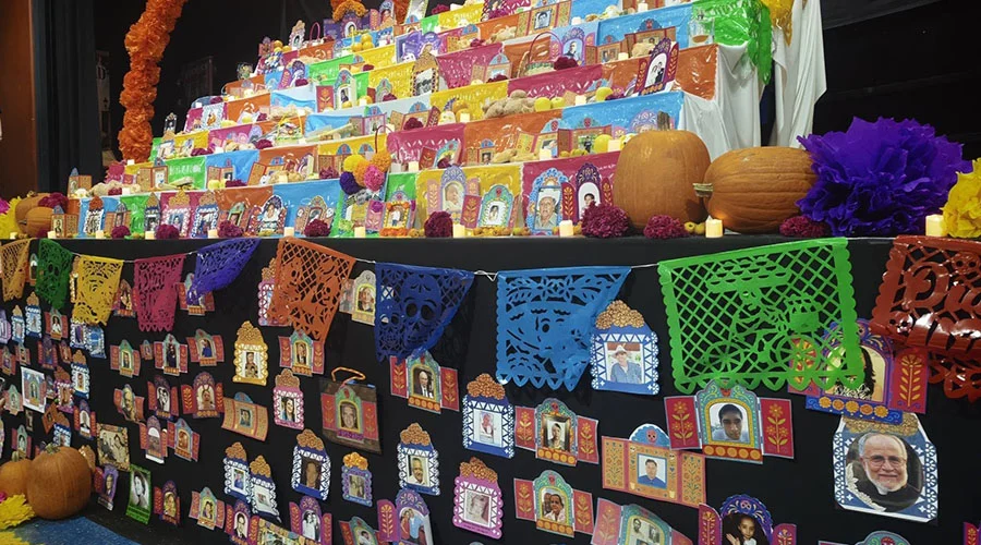 Conmemoran el Día de Muertos con mega altar y cementerio en el Colegio Franco Mexicano 2 Celebración del Día de Muertos en el Colegio Franco Mexicano con mega altar y cementerio.