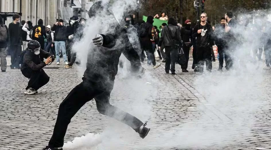 Como Gokú, hombre se defiende ante saqueos en Francia 1 Como Gokú, comerciante se defiende en Francia ante saqueos