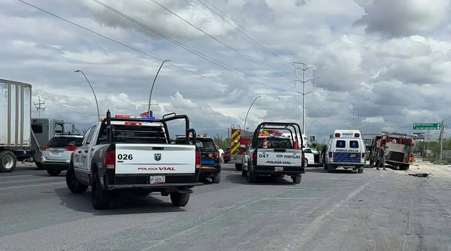 conductor-queda-prensado-choque-reynosa Cuerpos de rescate trabajan en la zona donde un conductor queda prensado tras un accidente vial en Reynosa.