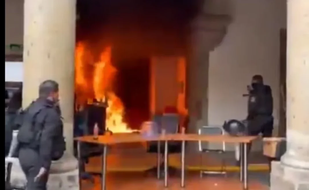 congreso-jalisco-marcha-incendio Fuego en la puerta del Congreso de Jalisco tras marcha en Guadalajara.