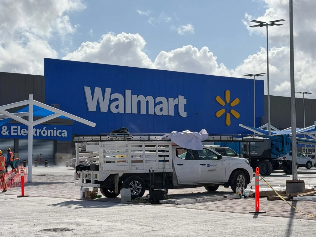 Todo preparado para la inauguración de Walmart-Sam’s en noviembre 1 Trabajos finales en el complejo comercial previo a la inauguración de Walmart-Sam’s en Reynosa.