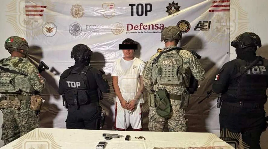 detienen-a-conductor-escobedo Unidad policiaca en el lugar donde detienen a conductor con droga y un arma en Escobedo