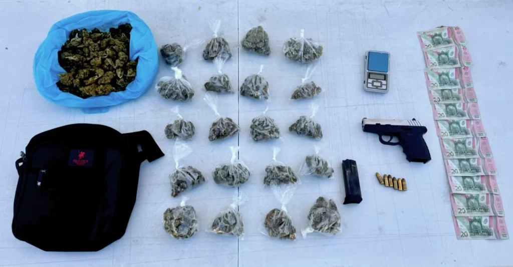 Detienen en Guadalupe a responsables de robo de 150 mil pesos 2 Elementos policiales detienen en Guadalupe a presuntos responsables de un robo con violencia