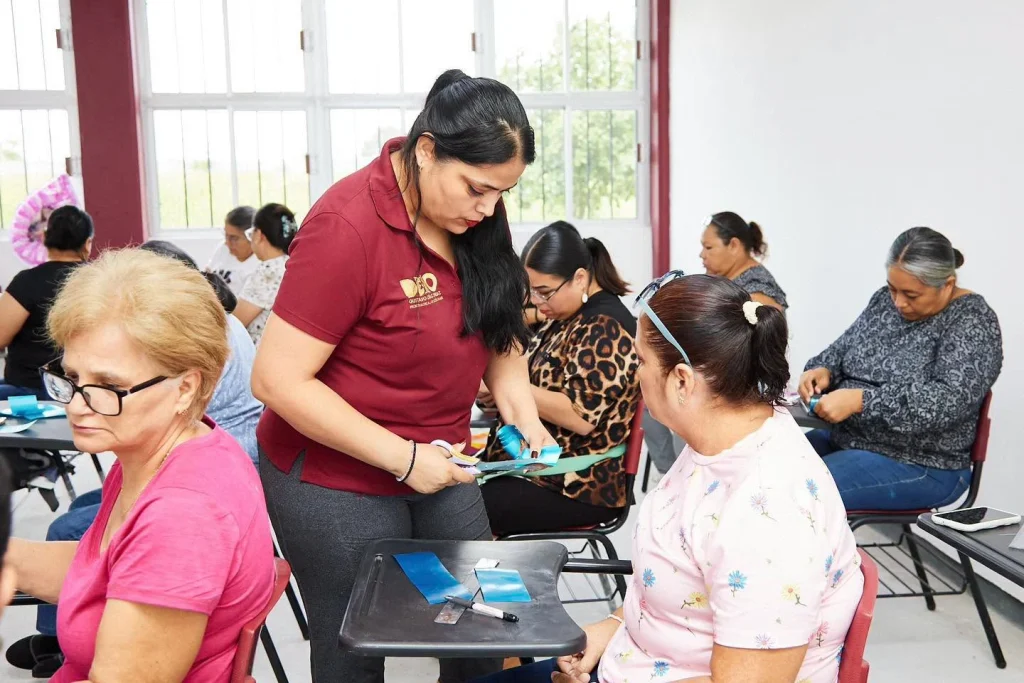 Díaz Ordaz fomenta el autoempleo con elaboración de coronas 1 Díaz Ordaz fomenta el autoempleo con elaboración de coronas