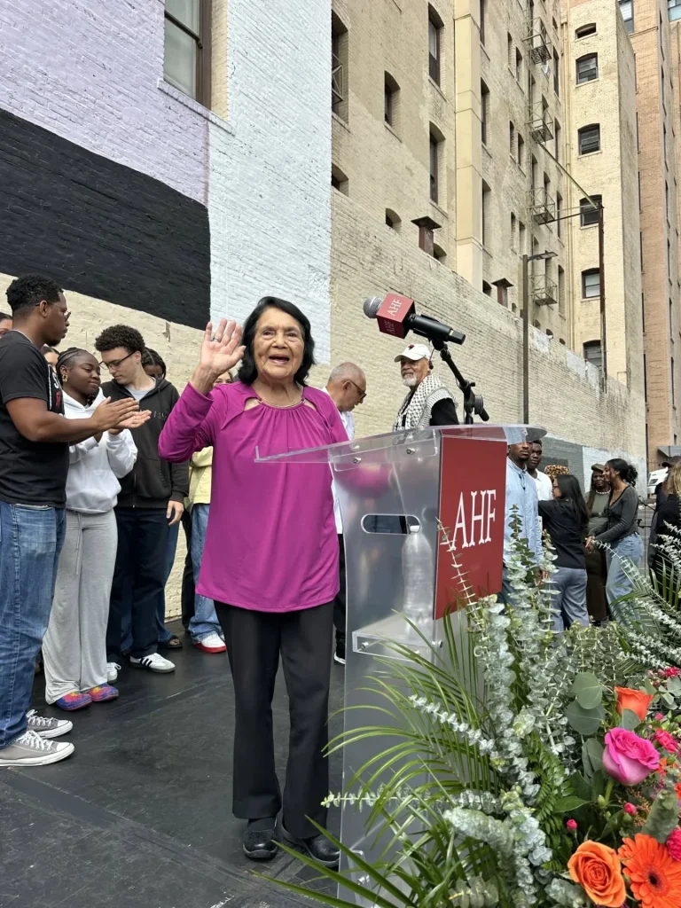 Fallece Dolores Huerta, activista de los derechos civiles en Estados Unidos 4 Legado y trayectoria en la lucha social Dolores Huerta deja un legado en la lucha y defensa de las mujeres, campesinos e inmigrantes en Estados Unidos, también fue cofundadora de la Asociación de Trabajadores Agrícolas Unidos y una líder del movimiento chicano por los derechos civiles. Dolores Clara Fernández Huerta había nacido el 10 de abril de 1930 en Dawson, Nuevo México, pero creció en California. Fue maestra y años después inició la lucha como activista al lado de César Chávez. Padeció represión, estuvo encarcelada y en 1980 fue brutalmente golpeada por policías en una manifestación. En 1960 cofundó junto a César Chávez lo que hoy se conoce como el sindicato United Farm Workers. Fue una de las voces hispanas más influyentes en la historia de los Estados Unidos, dedicando décadas a garantizar salarios justos, seguros y mejores condiciones para los trabajadores agrícolas migrantes.