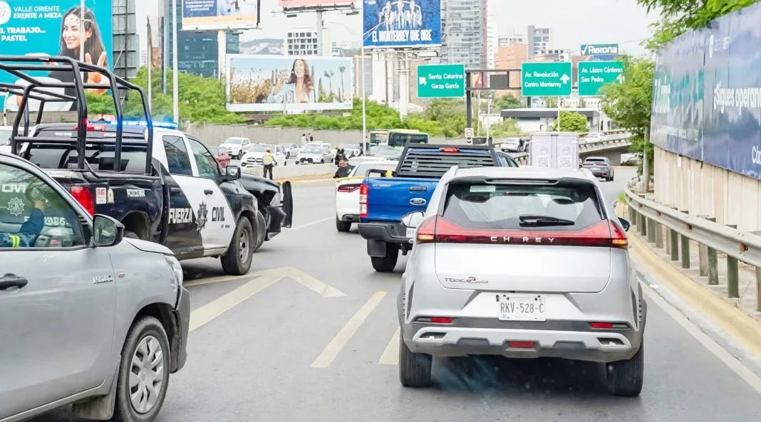 ejecutan-a-dos-monterrey Autoridades rescordan la zona donde ejecutan a dos Monterrey a bordo de un coche.