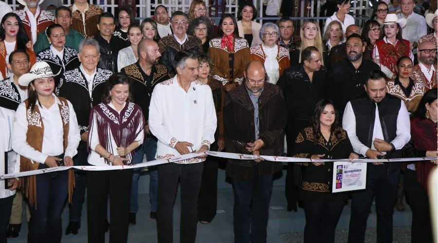 el Festival Internacional en la Costa del Seno Mexicano En el marco del arranque de la Feria Tamaulipas 2026, el Gobierno Municipal de San Fernando, encabezado por la alcaldesa Verónica Aguirre, recibió de manos del gobernador del estado, Dr. Américo Villarreal Anaya, un reconocimiento por la destacada participación de San Fernando durante el Festival Internacional en la Costa del Seno Mexicano, donde las actividades culturales registraron una respuesta favorable del público, superando las expectativas.