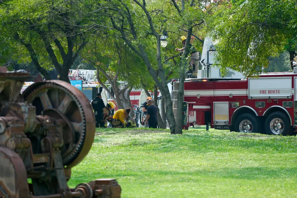Emergencia en Fundidora; hombre sube a estructura de 25 metros 2 emergencia fundidora hombre estructura 11